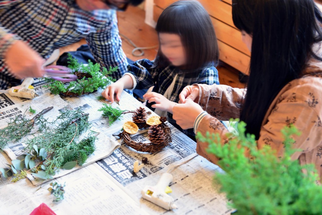 イベントレポート＊「手作り体験ワークショップ・クリスマスリースをつくろう！」が開催されました＊写真4.5