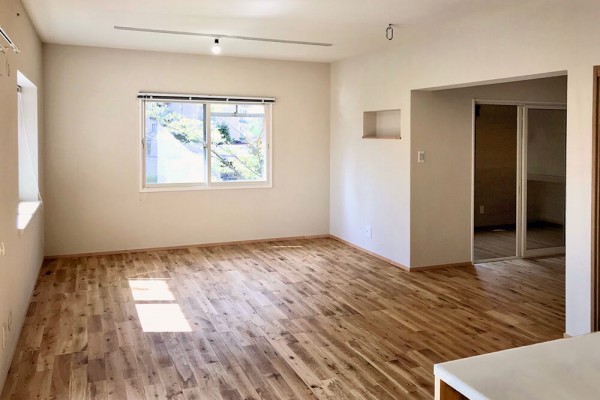 団地リノベーションのビフォーアフター実例比較!光と木のぬくもりに包まれた防音室のあるお部屋