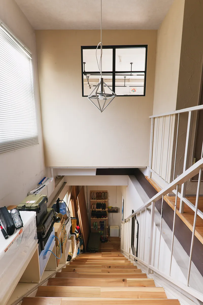 家族と目が合う階段窓
