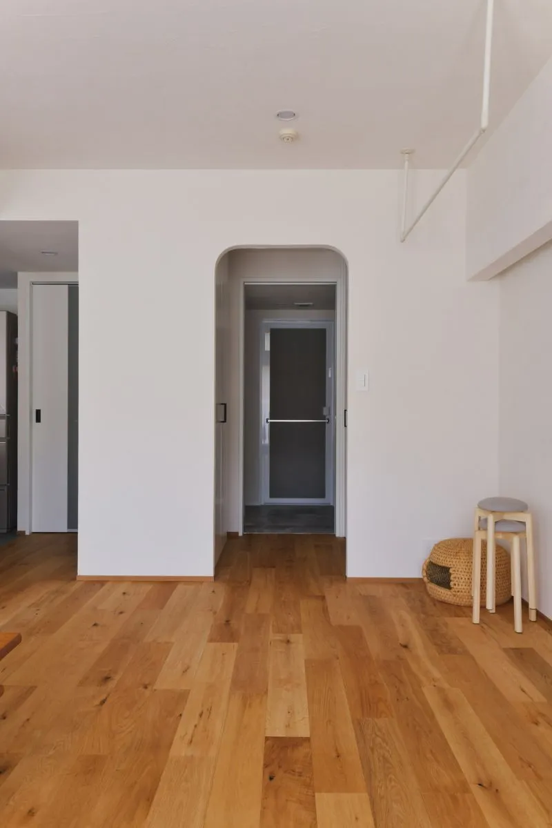 家族と目が合う階段窓