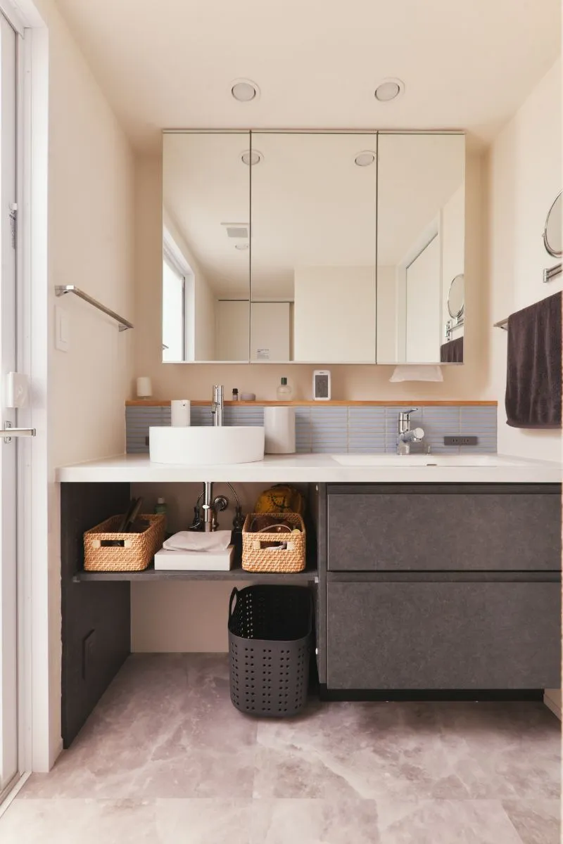 造作のダブルボウルの洗面台