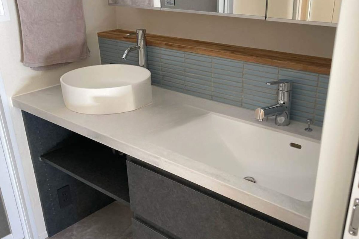 造作のダブルボウルの洗面台