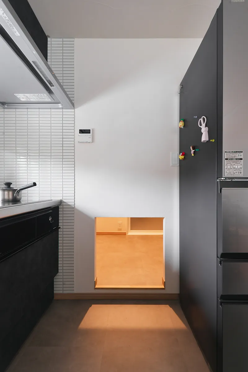 換気と動線を兼ねた、キッチンと脱衣場のつながり