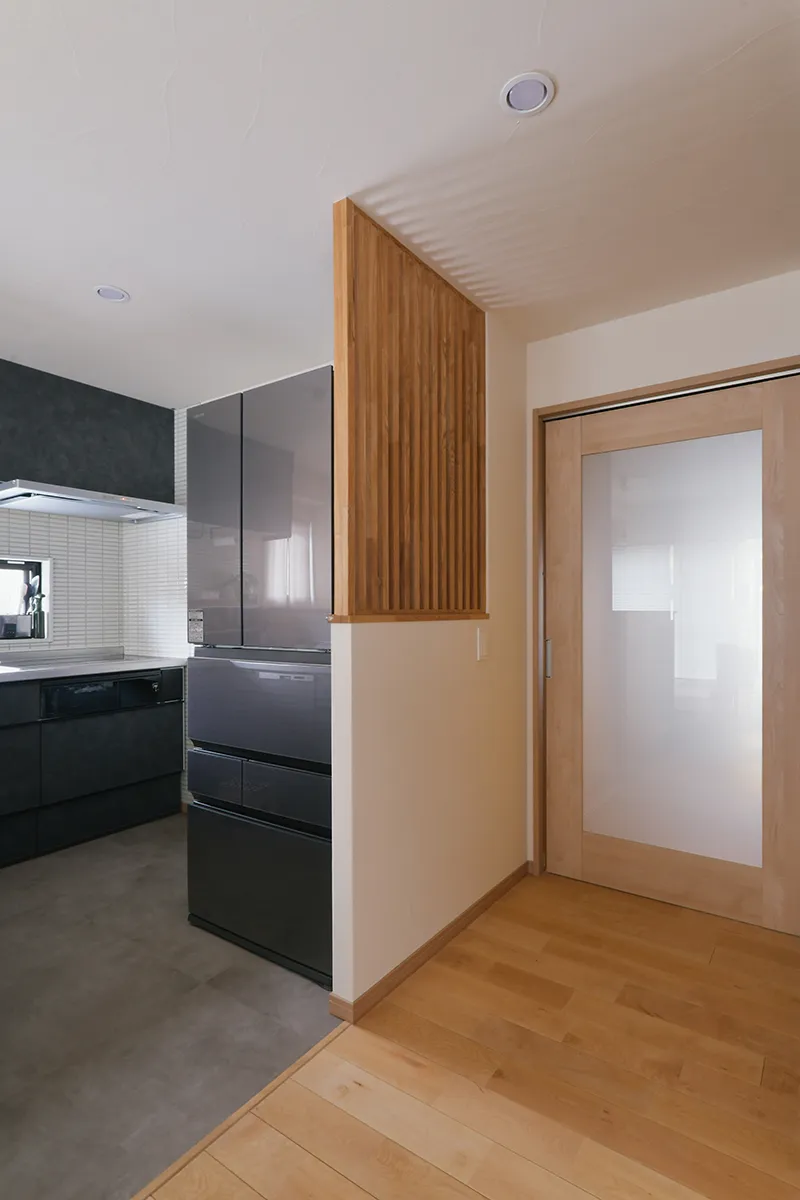 換気と動線を兼ねた、キッチンと脱衣場のつながり