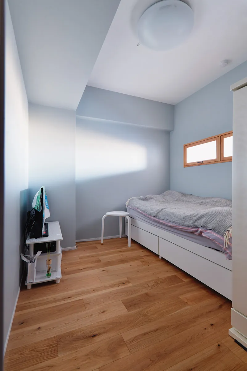 室内窓でつながる奥様の寝室