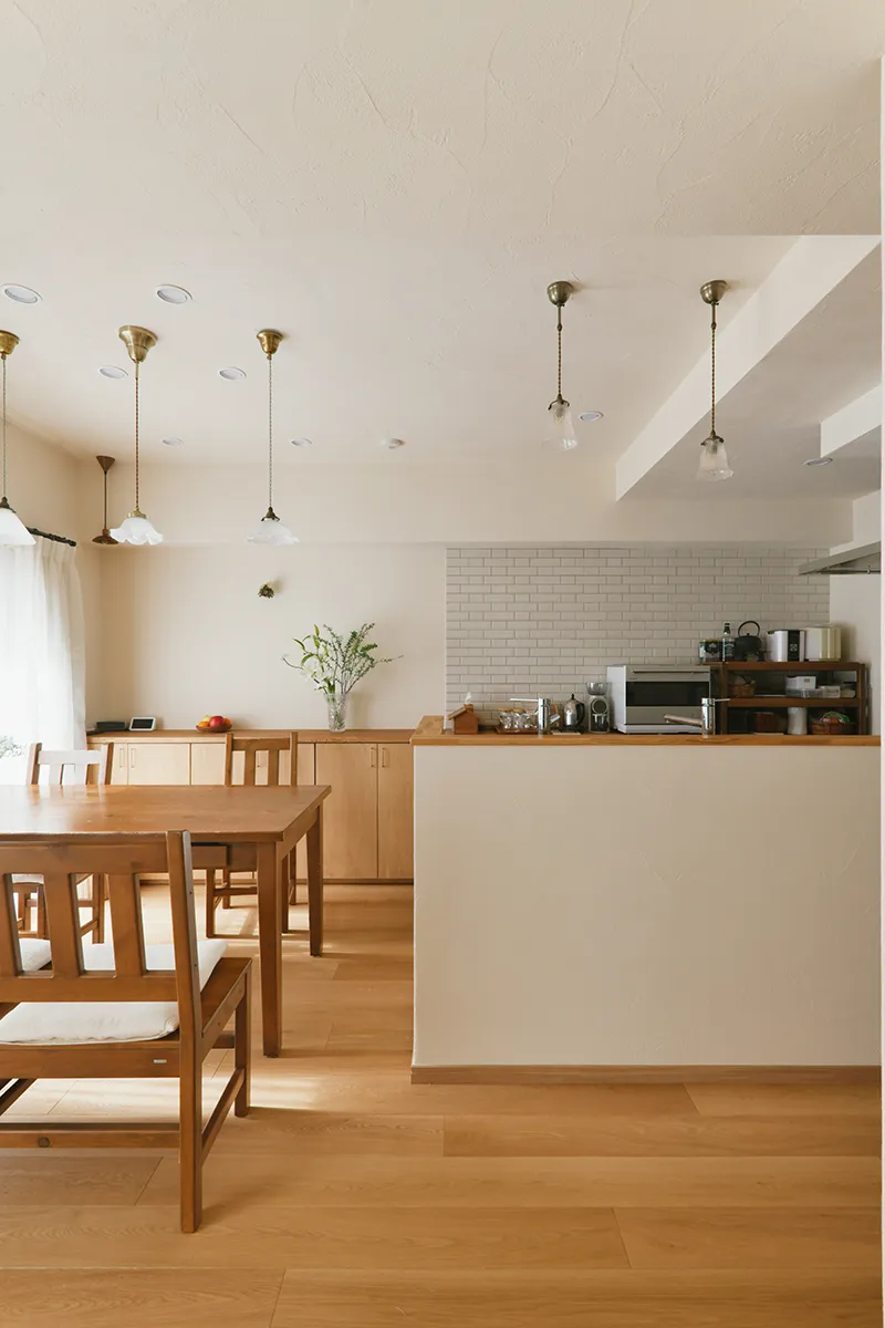 こだわりの照明やタイルが、アンティーク家具と調和するダイニングキッチン