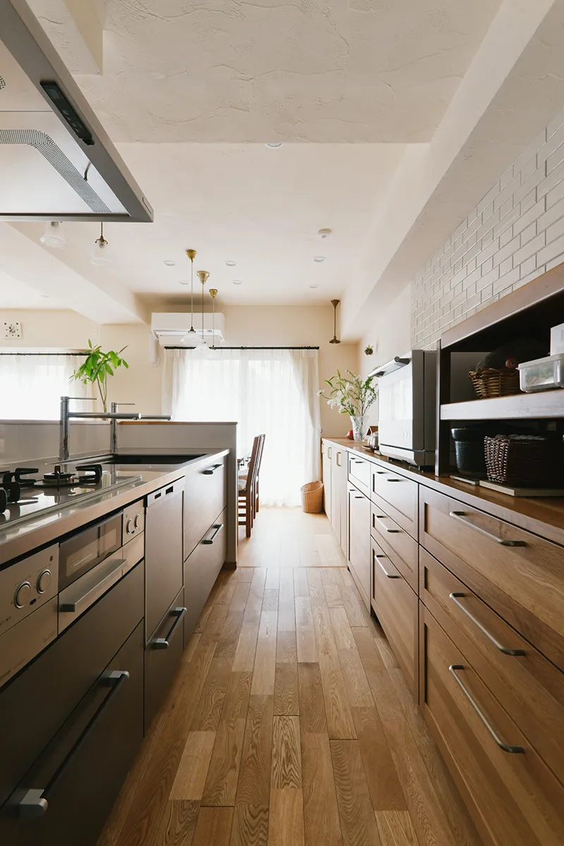 造作棚に続くキッチン収納