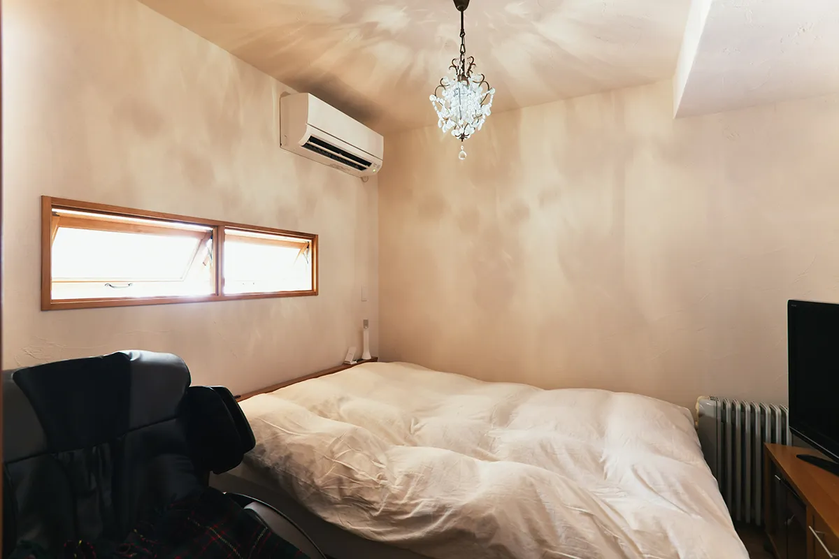 こだわりの照明やタイルが、アンティーク家具と調和するリビングダイニング