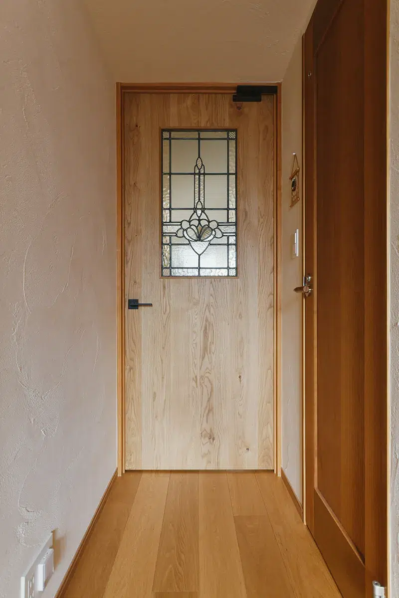 ステンドグラスをはめこんだ造作扉