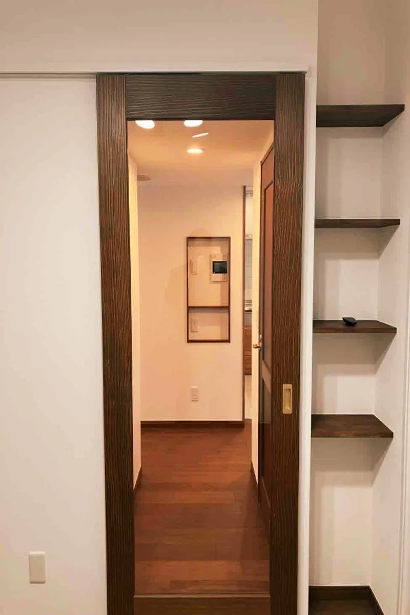 ウッドワンの建具×集成材の窓枠×造作カーテンボックス